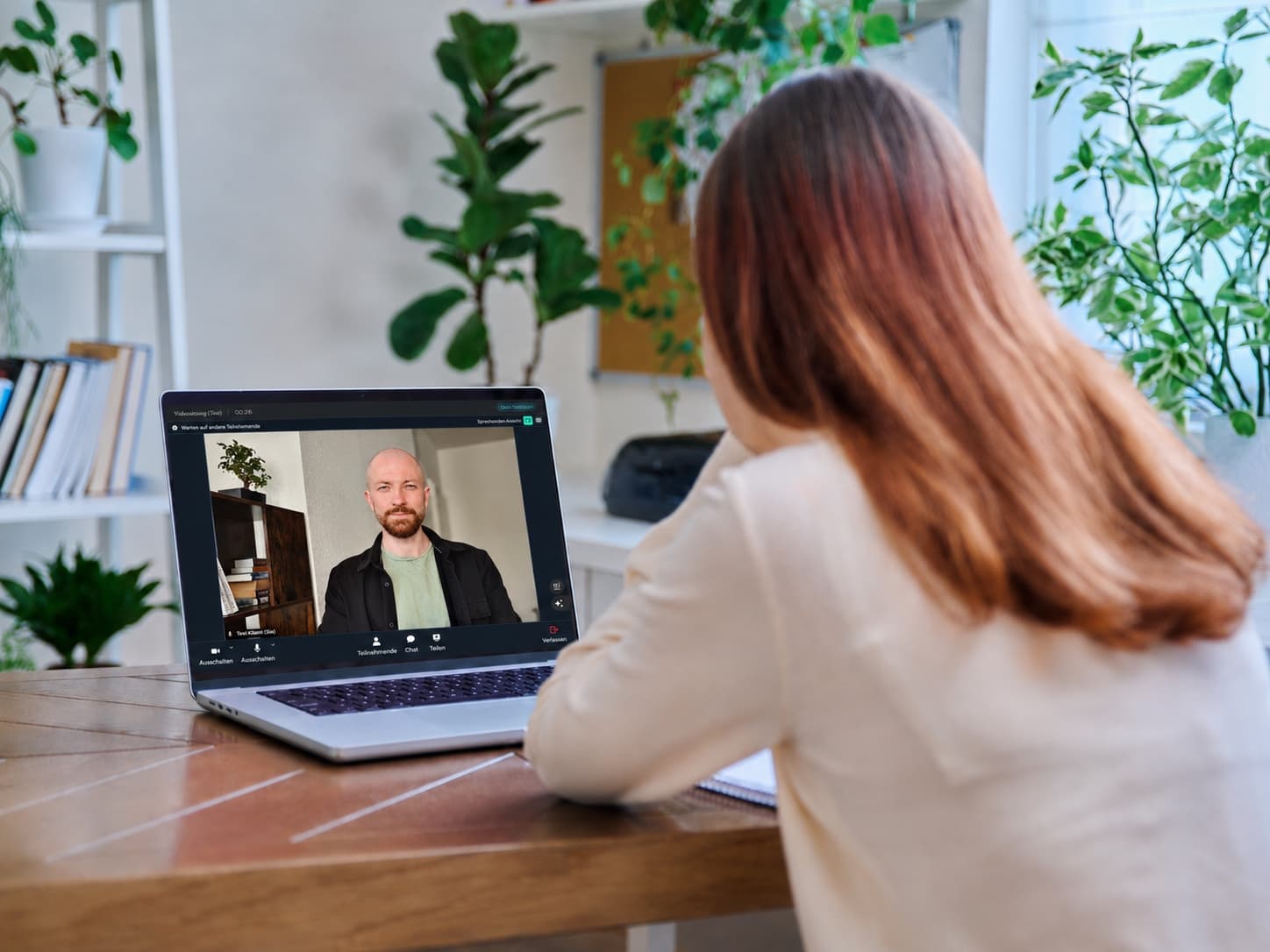 Online-Sitzung über Metanovia: Klientin im Videogespräch mit ihrem Psychologen
