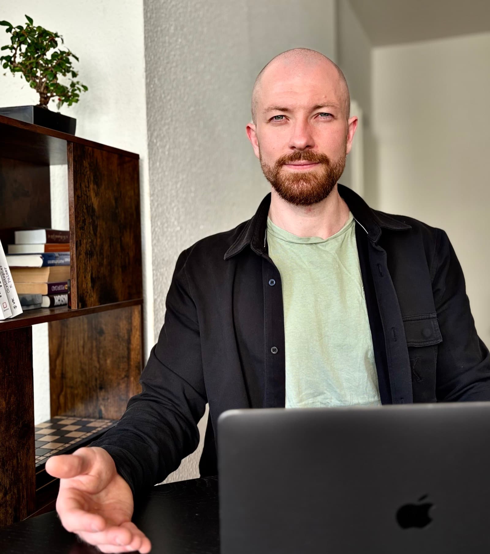 Ruslan Spartakov, Psychologe (M.Sc.), bei der Online-Beratung